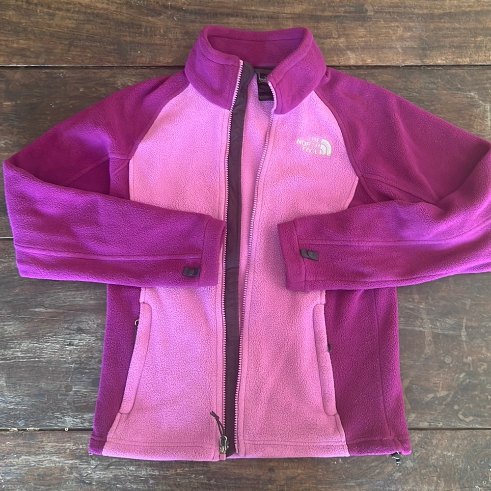 North Face comfy zipper fleece with no color fades/worn areas. Womens XS/kids XL